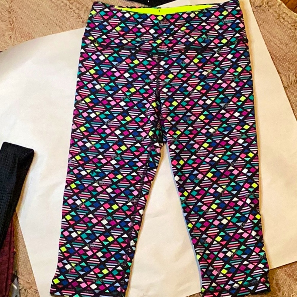 VSX VICTORIAS SECRET SPORT MULTI COLORED CROP CAPRI LEGGINGS SZ.S